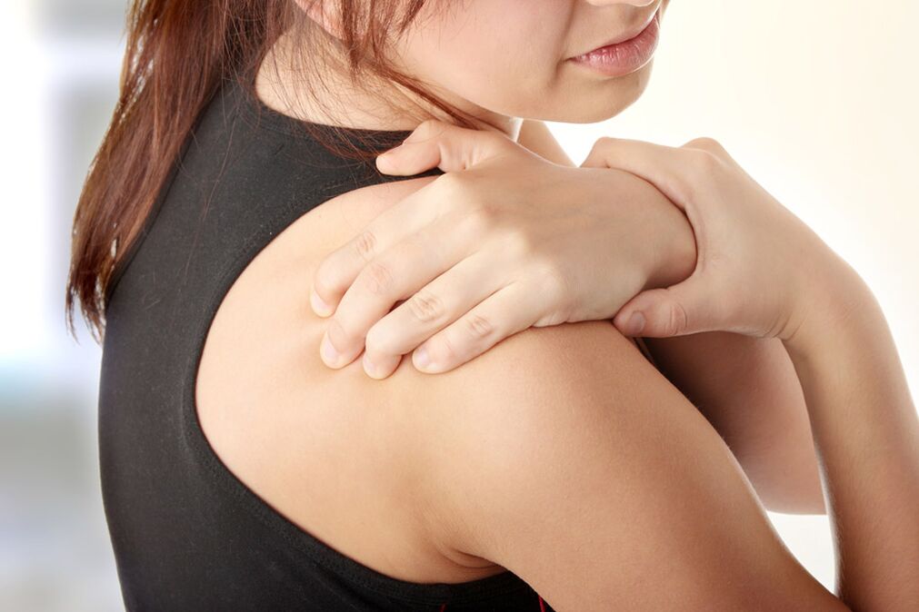 Cervicale osteochondrose kan gepaard gaan met pijn in de schouders