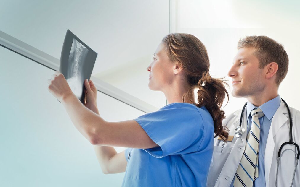 artsen kijken naar een röntgenfoto voor artrose
